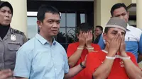 Kasatreskrim Polrestabes Surabaya AKBP Sudamiran (dua dari kiri) saat menjelaskan modus bobol ATM yang dilakoni tersangka (Aryo Mahendro/ JawaPos.com)
