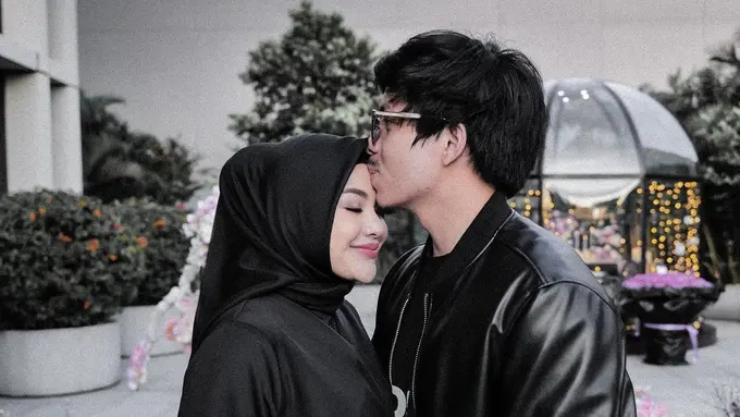 6 Gaya Serasi Aurel Hermansyah-Atta Halilintar Dinner Romantis Rayakan 2 Tahun Menikah