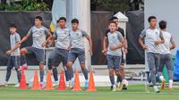 Timnas Uzbekistan U-17 terus mematangkan persiapannya jelang Piala Dunia U-17 2023. Mereka telah menggelar agenda latihan kedua di Kota Solo di Lapangan Banyuanyar, Kecamatan Banjarsari, Solo, Selasa (7/11/2023). (Bola.com/Radifa Arsa)