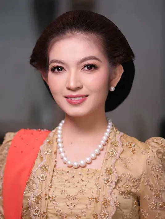 Selendang oranye polos tersampir di salah satu bahunya, menyempurnakan keseluruhan penampilan ningrat Selvi Ananda di momen ini. [Foto: Instagram/selvirakabuming]