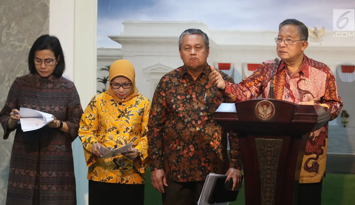 Menko Perekonomian Darmin Nasution, Menkeu Sri Mulyani, Gubernur BI Perry Warjiyo, dan perwakilan OJK Nurhaida saat meluncurkan Paket Kebijakan Ekomomi XVI, Jakarta, Jumat (16/11). Paket ini diharap mendorong kenaikan investasi. (Liputan6.com/AnggaYuniar)