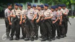 Petugas kepolisian di perisapkan untuk menjaga pemulangan pengungsi eks Garatar di Asrama Haji Donohudan, Boyolali, Jawa Tengah, (25/1).  Para pengungsi telah ditampung dari 24 Januari malam. (Boy Harjanto)