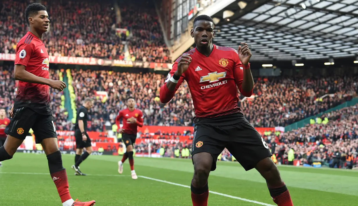 Gelandang Manchester United, Paul Pogba berselebrasi usai mencetak gol ke gawang West Ham pada lanjutan Liga Inggris di Old Trafford (13/4). Pogba mencetak dua gol lewat titik penalti mengantar MU menang tipis 2-1 atas West Ham. (AFP Photo/Paul Ellis)