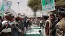 Warga Yaman menghadiri pemakaman puluhan bocah korban serangan koalisi Arab Saudi, di Saada, Senin (13/8). Warga membawa foto korban sementara pejuang Houthi mengatur mereka agar pemakaman berjalan aman. (AP/Hani Mohammed)