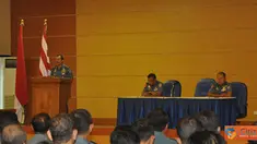 Citizen6, Surabaya: Dankobangdikal Laksda TNI Djoko teguh Wahojo berikan pengarahan pada prajuritnya untuk melek informasi dan selalu mengupdate informasi tentang situasi dan kondisi yang terjadi di lingkungan kantor atau rumah. (Pengirim: Penkobangdikal)