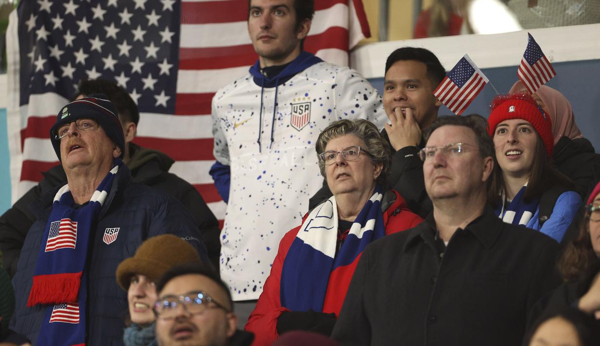 Reaksi kecewa suporter Amerika Serikat setelah timnya kalah dari Swedia pada babak adu penalti saat laga 16 besar Piala Dunia Wanita 2023 di Melbourne Rectangular Stadium, Melbourne, Australia, 6 Agustus 2023. (AP Photo/Hamish Blair)