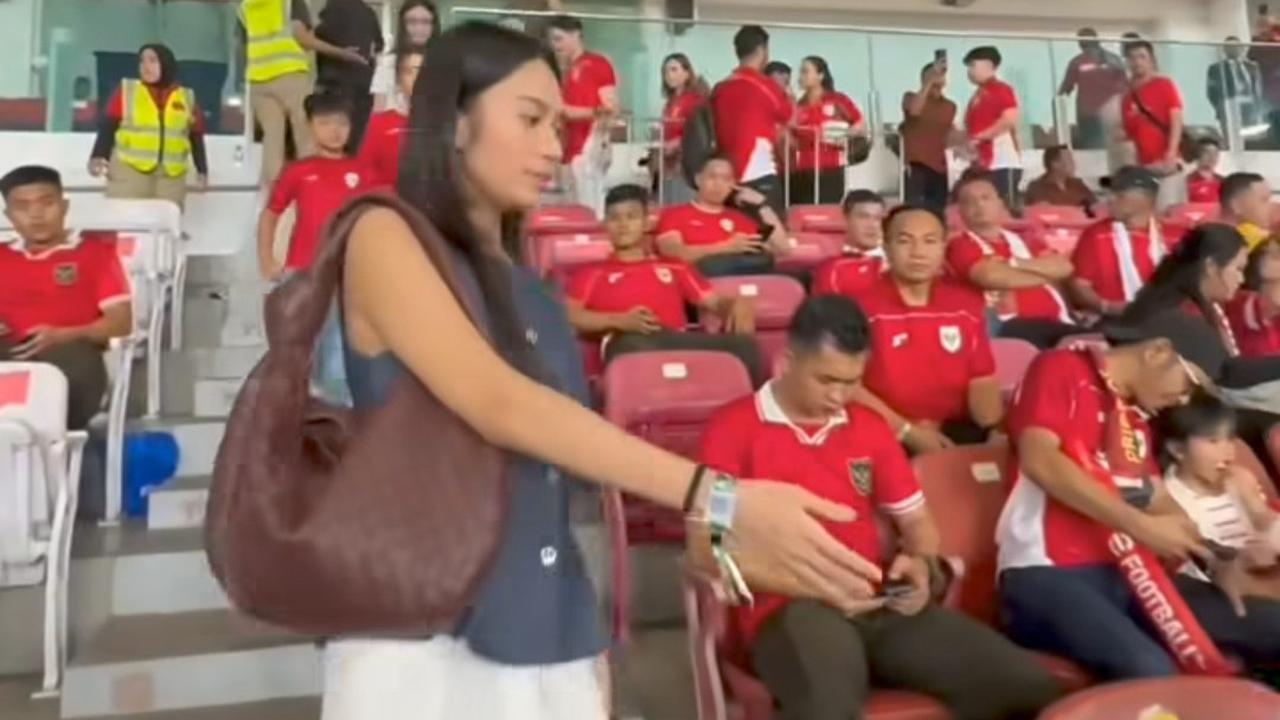 Dititip Nia Ramadhani, Potret Magika Ditemani Azizah Salsha Saksikan Laga Timnas Indonesia Vs China di GBK