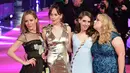 (Ki-ka) Leslie Mann, Dakota Johnson, Alison Brie and Rebel Wilson berpose untuk fotografer saat menghadiri pemutaran perdana film "How To Be Single" di London, Inggris, Selasa (9/2). (LEON NEAL / AFP)