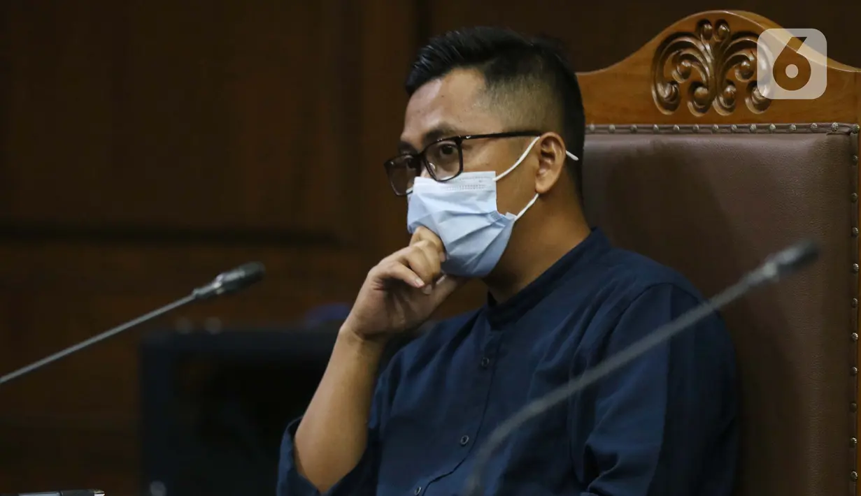 Terdakwa perantara suap dari Djoko Tjandra kepada Jaksa Pinangki Sirna Malasari terkait pengurusan fatwa di Mahkamah Agung (MA), Andi Irfan Jaya saat menjalani sidang lanjutan di Pengadilan Tipikor, Jakarta, Rabu (2/12/2020). Sidang mendengar keterangan saksi. (Liputan6.com/Helmi Fithriansyah)