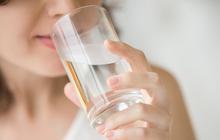 Cara Atasi Masalah Kolesterol dengan Hanya Bermodal Minum Air Putih