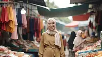 10 Inspirasi Outfit Ibu Muda Hijab ke Pasar yang Sopan tapi Tetap Fashionable
