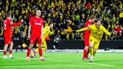 Diwarnai gol bunuh diri bek Timnas Indonesia, Mees Hilgers, FC Twente tersingkir dari Liga Europa kalah dengan agregat 4-6. (Fredrik Varfjell/NTB Scanpix via AP)