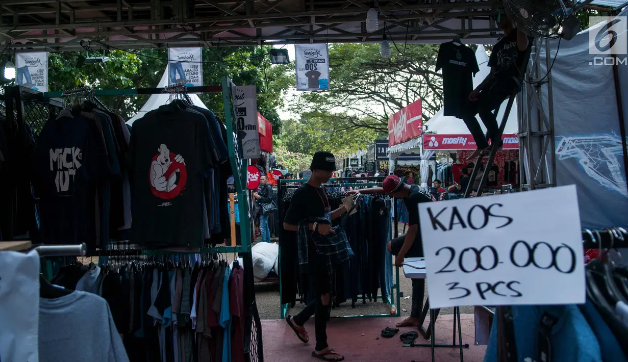 Salah satu stand baju yang ikut dalam ajang "Jakcloth 2017" di Senayan, Jakarta, Jumat (16/6). Bazar yang diikuti ratusan merek dagang pakaian tersebut berlangsung 14-21 Juni 2017. (Liputan6.com/Gempur M Surya)