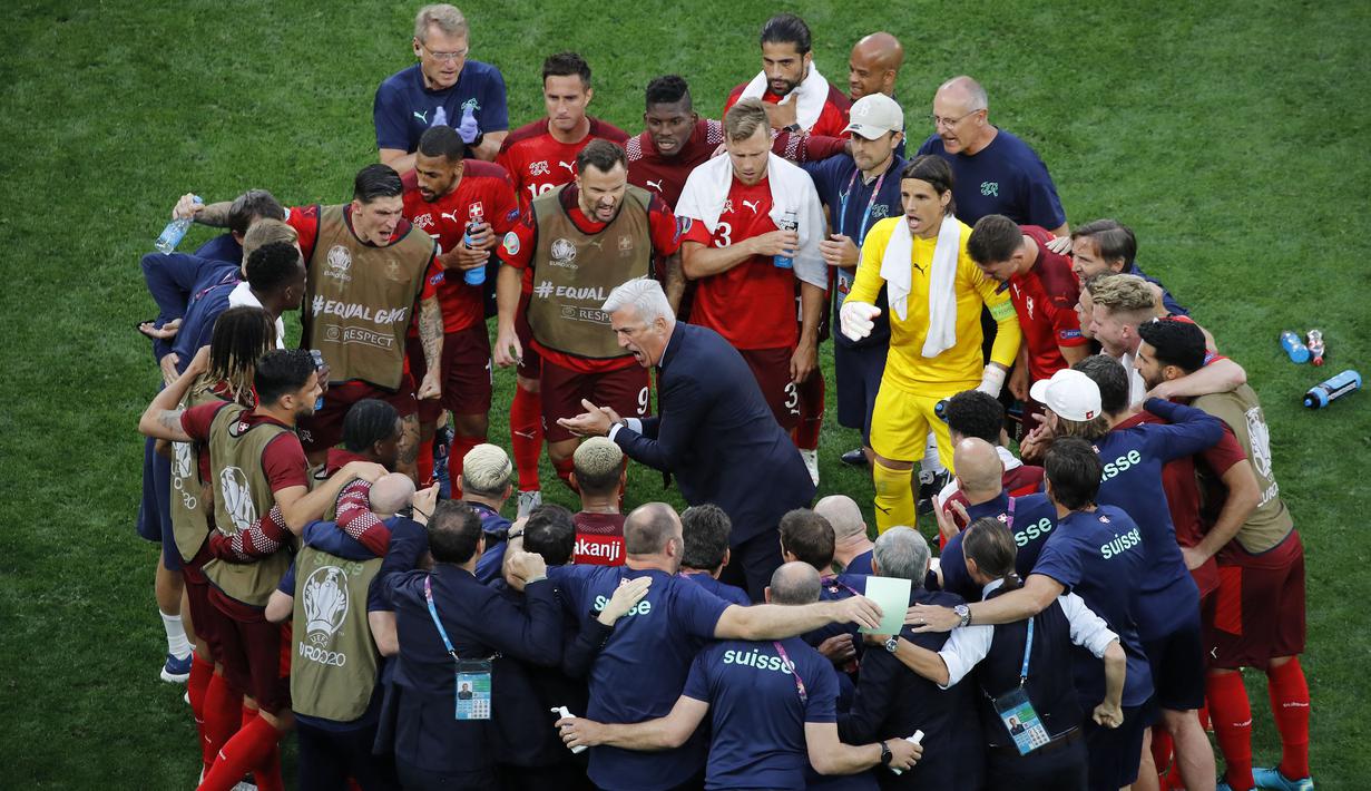 Pelatih Swiss Bosnia-Swiss Vladimir Petkovic (tengah) memberikan semangat kepada timnya sebelum pertandingan babak tambahan ketika Perempatfinal EURO 2020 antara Swiss melawan Spanyol di Stadion Krestovsky, Saint Petersburg pada 2 Juli 2021. (AFP/PoolAnton Vaganov)