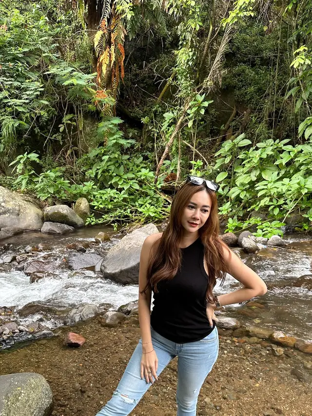 7 Potret Seru Aura Kasih Piknik Bareng Arabella ke Gunung Puntang