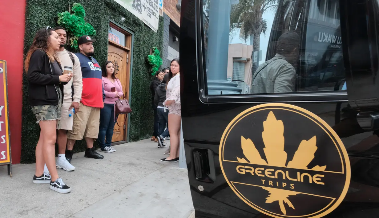 Sejumlah wisatawan bersiap menikmati perjalanan dengan menaiki bus Green Line Trips di Los Angeles, Amerika Serikat, Sabtu (19/5). (AP Photo/Richard Vogel)