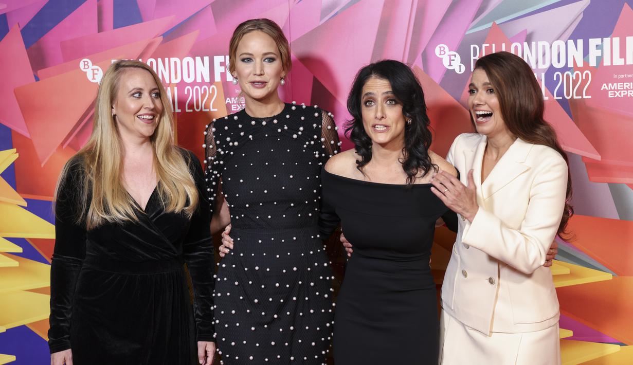 Jennifer Lawrence bersama sutradara Lila Neugebauer dan Justine Ciarrocchi dan Elizabeth Sanders berpose untuk para fotografer setibanya di pemutaran perdana film ' Causeway' selama Festival Film London 2022 di London, Sabtu, 8 Oktober 2022. (Photo by Vianney Le Caer/Invision/AP)