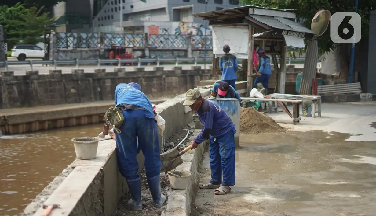 Petugas menyelesaikan proyek peninggian turap Anak Sungai Ciliwung di kawasan Senen, Jakarta, Rabu (4/11/2020). Peninggian turap dilakukan sebagai langkah mengantisipasi banjir yang berasal dari luapan aliran sungai saat hujan deras. (Liputan6.com/Immanuel Antonius)