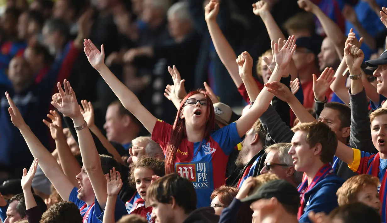Fans Crystal Palace merayakan kemenangan timnya saat Laga Liga Inggris di Selhurst Park, London, Sabtu (3/10/2015). Crystal Palace menang 20 atas WBA. Action Images via Reuters / Matthew Childs  Livepic