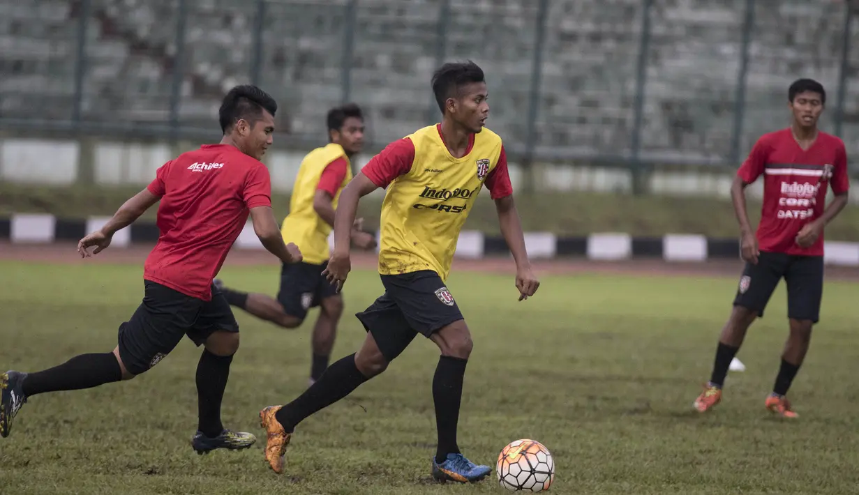 Pemain Bali United yang dipinjam dari Surabaya United, Zulfiandi, menggiring bola saat latihan jelang uji coba melawan Persib di Stadion Siliwangi, Bandung. (Bola.com/Vitalis Yogi Trisna)
