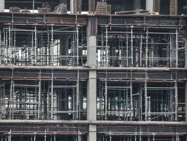 Pekerja saat menyelesaikan proyek pembangunan rumah susun sewa (Rusunawa) Ujung Menteng di Jalan Inspeksi KBT, Jakarta, Kamis (5/11/2020). Rusunawa untuk warga DKI berpenghasilan rendah itu direncanakan memiliki dua tower, terdiri atas 19 lantai dengan total 1.056 unit. (merdeka.com/Iqbal Nugroho)