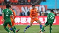 Mantan pemain Manchester United (MU), Marouane Fellaini (oranye) kini bermain untuk klub China, Shandong Luneng (AFP)