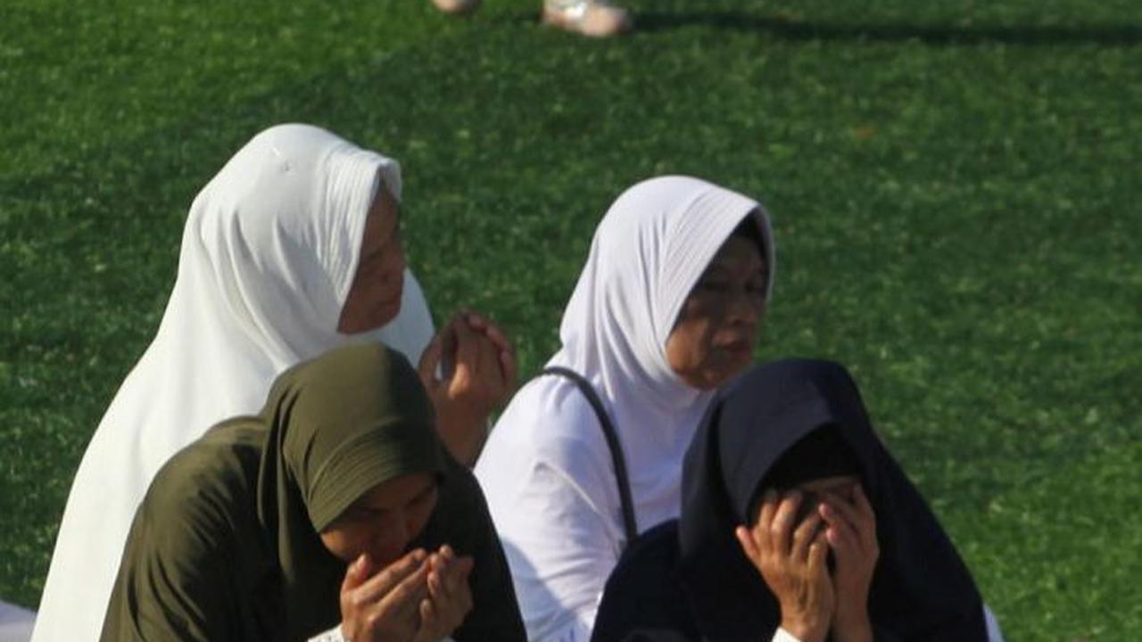 Membaca dzikir menjadi salah satu amalan yang harus dijalani untuk menyambut tahun baru Islam. Bacaan dzikir ini sama seperti selesai melaksanakan salat wajib.
