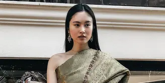 Nong Poy tampil dengan pakaian tradisional Thailand, seperti apa kira-kira pilihan busana pengantinnya dengan konglomerat Thailand nanti?