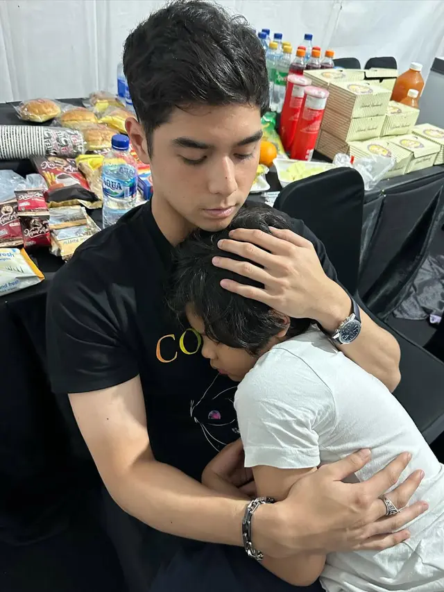 Intip Potret Al Ghazali dan Alyssa saat Momong Balita