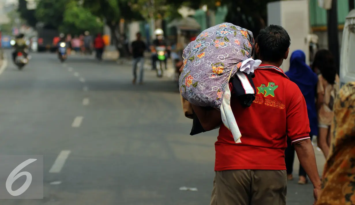 Seorang warga melintas di Jalan Jatinegara Barat pasca penggusuran di KampungPulo, Jakarta, Jumat (21/8/2015). Pemprov DKI Jakarta merelokasi pemukiman padat di bantaran Kali Ciliwung ke Rusunawa Jatinegara. (Liputan6.com/Helmi Fithriansyah)