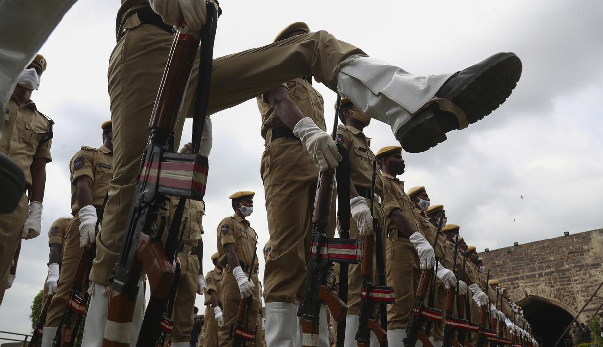 Polisi berbaris selama latihan parade Hari Kemerdekaan di benteng Golconda kuno di Hyderabad, India, Rabu (11/8/2021). India memperingati Kemerdekaannya pada tahun 1947 dari pemerintahan kolonial Inggris, pada 15 Agustus. (AP Photo/ Mahesh Kumar A)