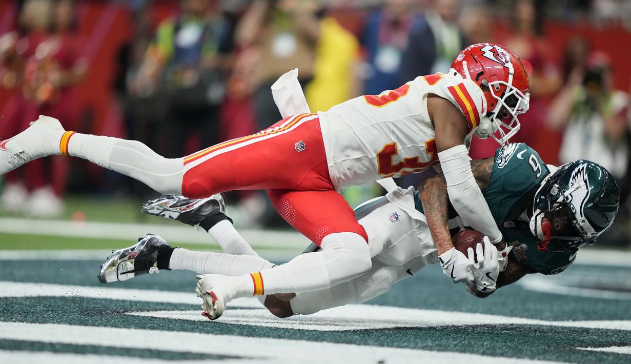 Pemain Philadelphia Eagles, DeVonta Smith berebut dengan pemain Kansas City, Jaylen Watson saat menangkap umpan touchdown dalam laga final yang berlangsung di Caesars Superdome, New Orleans, Louisiana, Senin (10/02/2025). (AP Photo/Doug Benc)