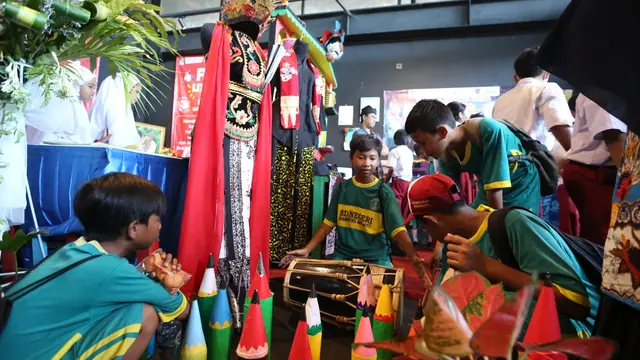 Para siswa SD di Banyuwangi belajar kesenian asli Banyuwangi di acara festival literasi osing Banyuwangi (Istimewa)
