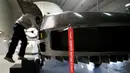 Pekerja menyelesaikan perakitan prototipe mobil terbang tanpa awak, Cormorant, di bengkel Urban Aeronautics di Israel, 22 Desember 2016. Cormorant diharapkan dapat membawa beban hingga 500 kg dan melaju dengan kecepatan 185 km/jam. (REUTERS/Amir Cohen)