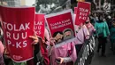 Aktivis Aliansi Gerakan Peduli Perempuan membawa spanduk berisi penolakan terhadap RUU Penghapusan Kekerasan Seksual (PKS) saat CFD di Bundaran HI, Jakarta, Minggu (14/7/2019). RUU PKS dianggap masih bermakna rancu terkait budaya, agama, dan norma sosial di masyarakat. (Liputan6.com/Faizal Fanani)