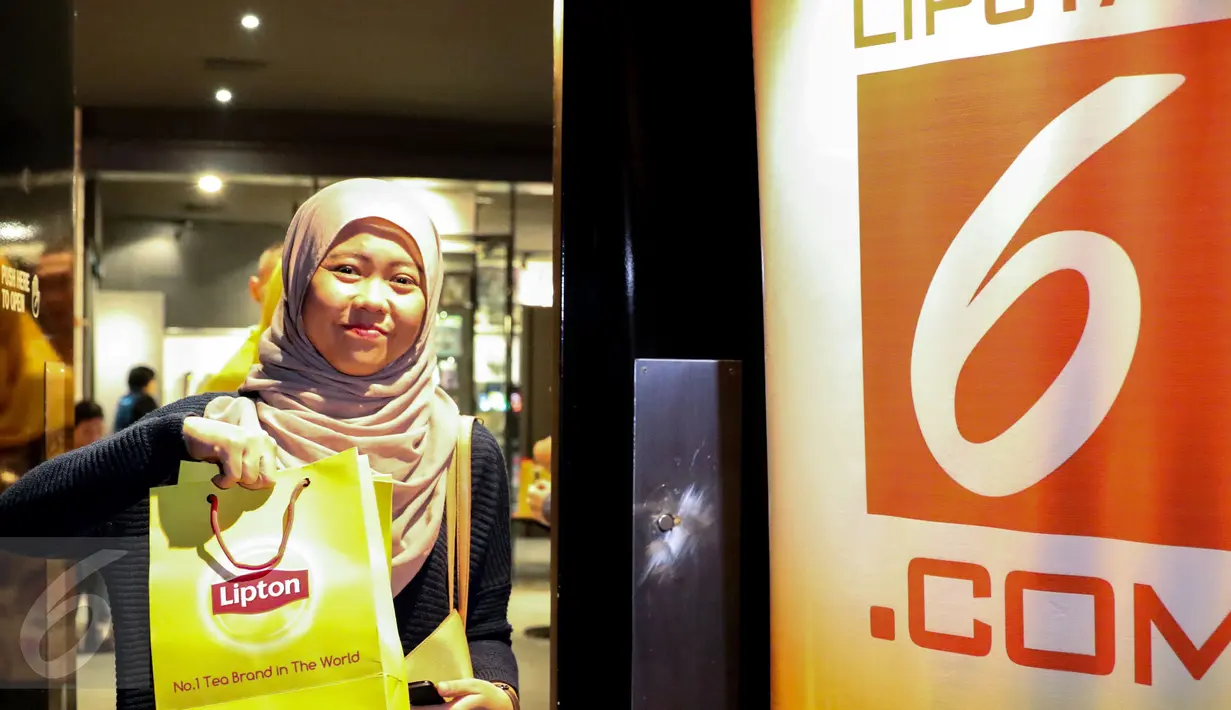 Seorang Cinemaholic berpose memperlihatkan souvenir yang didapat saat nobar di Blitz Megaplex, Jakarta, Sabtu (8/8/2015). Cinemaholic bersama Liputan6.com gelar nonton bareng Mision Impossible Rogue Nation (Liputan6.com/Helmi Afandi)