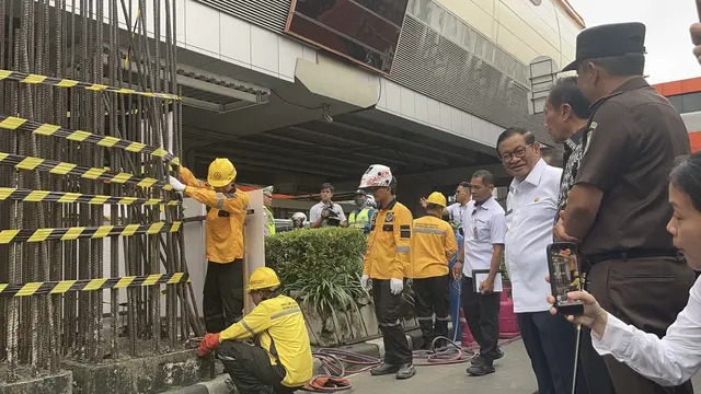 Gubernur dan Wakil Gubernur DKI Jakarta Pramono Anung dan Rano Karno secara resmi mulai membongkar tiang monorel mangkrak.