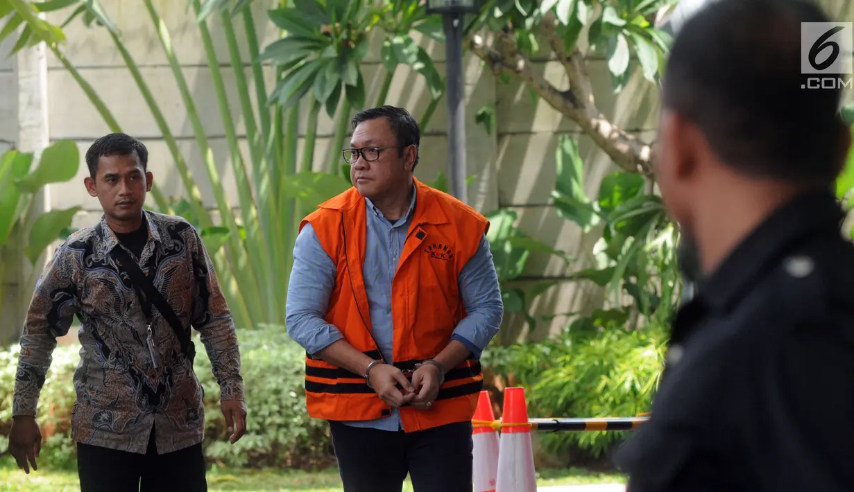 Bupati Pakpak Bharat Remigo Yolanda Berutu dikawal petugas tiba di gedung KPK, Jakarta, Rabu (27/2). Remigo diperiksa sebagai tersangka untuk melengkapi berkas terkait dugaan menerima suap proyek di Dinas PUPR Pakpak Bharat. (Merdeka.com/Dwi Narwoko)