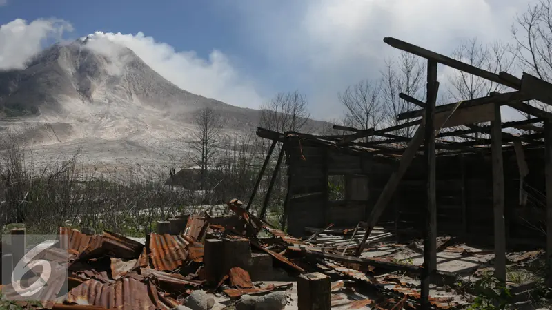 20150705-Letusan Gunung Sinabung-Medan1