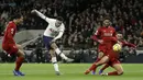 Gelandang Tottenham Hotspur, Dele Alli menembak bola ke arah gawang Liverpool saat bertanding di Liga Inggris di Stadion Tottenham Hotspur di London, Inggris, Sabtu (11/1/2020). Liverpool menang 1-0 atas Tottenham. (AP Photo/Matt Dunham)