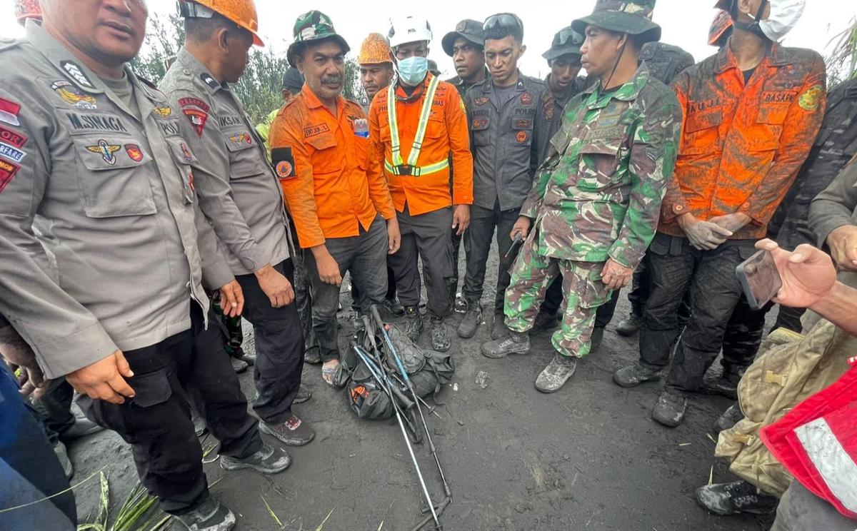 FOTO: Evakuasi Dua Pendaki Asing Korban Erupsi Gunung Dukono