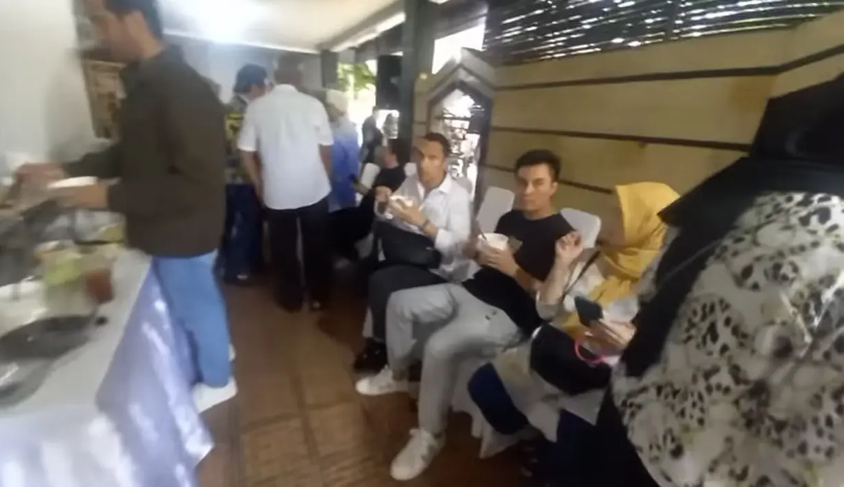 Para artis lintas generasi berkumpul di kediaman Anwar Fuady dalam acara pembukaan Warung Mama Lia, yang merupakan milik dari anak artis senior berusia 76 tahun kelahiran Palembang ini. Artis yang juga Youtuber  [Youtube/Nourma Yunita Channel]