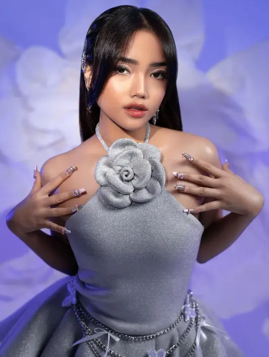 Dress ini punya detail bunga besar di tengah dengan belt rantai kupu-kupu [@dnngwcksn]