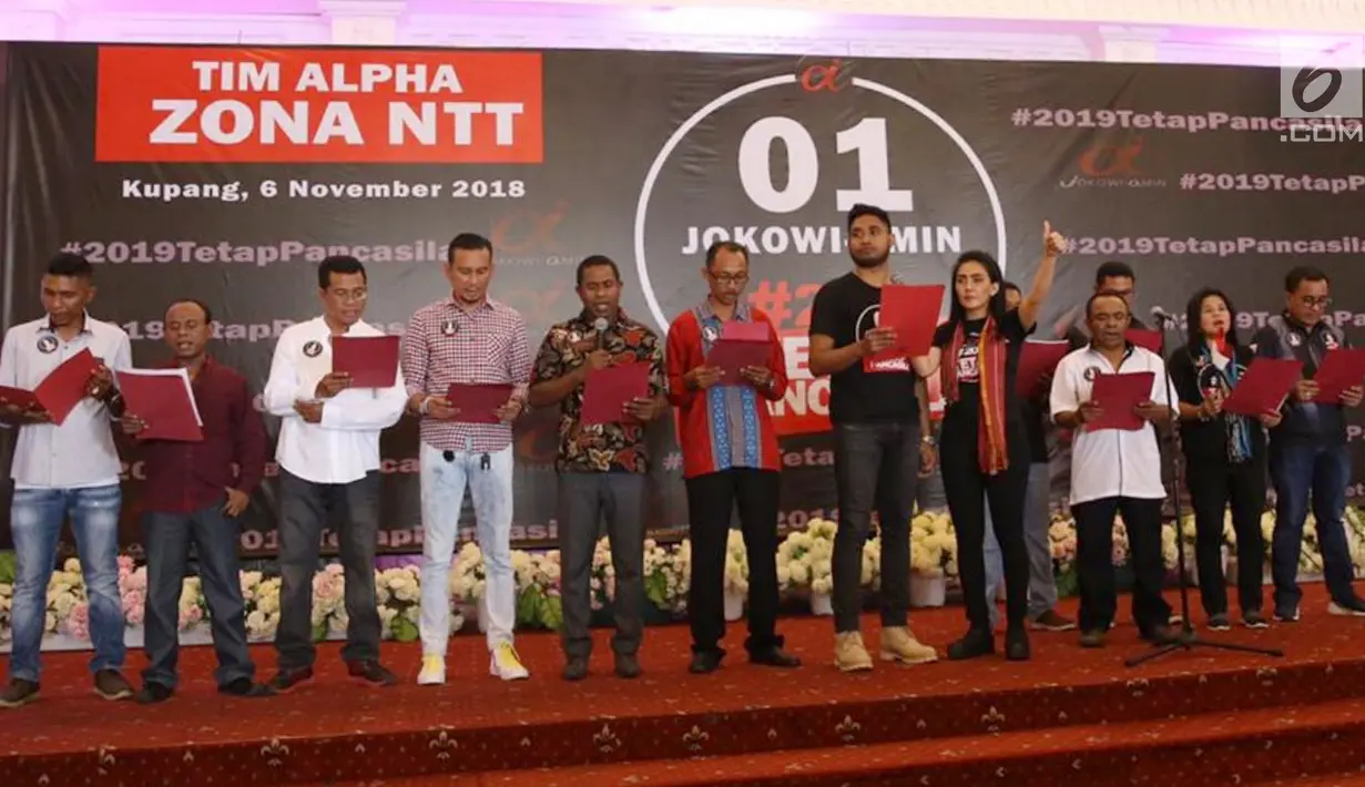 Ketua Tim Alpha Relawan Capres dan Cawapres Jokowi-Amin, Rieke Diah Pitaloka saat membacakan deklarasi bersama Tim Alpha zona Nusa Tenggara Timur di Kupang, NTT Selasa (6/11). (Liputan6.com/HO/Tim Alpha)