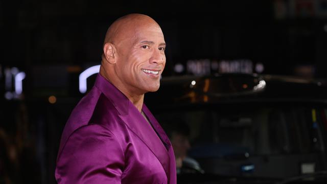Dwayne Johnson Tampil Nyentrik Pakai Tuksedo Satin Ungu di Pemutaran Perdana Film Black Adam