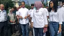 Gubernur DKI Jakarta Anies Baswedan bersama istri dan anaknya berjalan menuju TPS 60 Cilandak Barat untuk menggunakan hak suaranya dalam Pemilu 2019, Rabu (17/4). Anies dan keluarganya berjalan kaki dari rumahnya menuju TPS 60 yang berjarak kurang lebih 300 meter. (Liputan6.com/Ika Defianti)