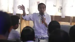 Calon Presiden Nomor Urut 01 Joko Widodo (Jokowi) berdiskusi dengan masyarakat kreatif Bandung di Simpul Space, Bandung, Jawa Barat, Sabtu (10/11). Selain berdialog, Jokowi juga meninjau produk kreatif yang dipajang di ruangan. (Liputan6.com/Angga Yuniar)