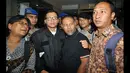 Wakil Ketua KPK, Bambang Widjojanto (tengah) keluar dari gedung Bareskrim Mabes Polri, Jakarta, Sabtu dini hari (24/1/2015). Bambang Widjojanto dibebaskan setelah mendapatkan penangguhan penahanan dirinya dari Mabes Polri. (Liputan6.com/Miftahul Hayat)