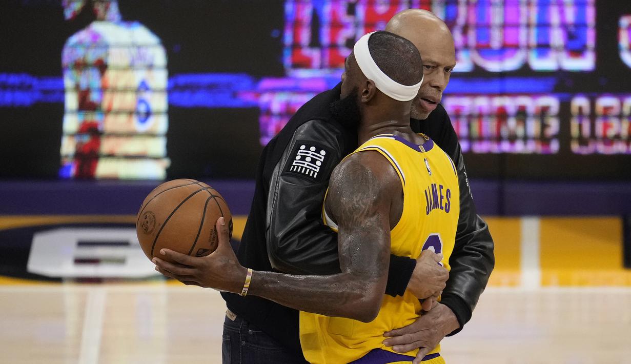 Mantan pebasket NBA, Kareem Abdul Jabbar memeluk LeBron James setelah laga LA Lakers menghadapi Oklahoma City Thunder dalam laga Kompetisi Bola Basket NBA di Los Angeles, Amerika Serikat, Rabu (8/2/2023) pagi WIB. Rekor Kareem Abdul Jabbar dibuat pada 5 April 1984 yang artinya telah bertahan selama 39 tahun, dan uniknya juga terjadi saat membela LA Lakers saat itu. (AP Photo/Marcio Jose Sanchez)