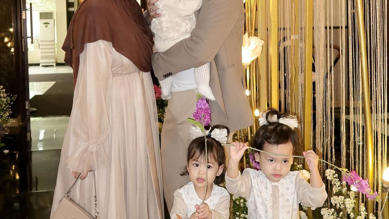 Model Baju Couple Keluarga dengan Hijab ala Anisa Rahma, Tone Warna Serasi Bikin Harmonis